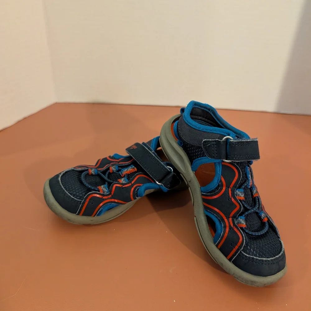 OshKosh B'Gosh Tempu Blue & Red Toddler Boy Sandals in Size 8M